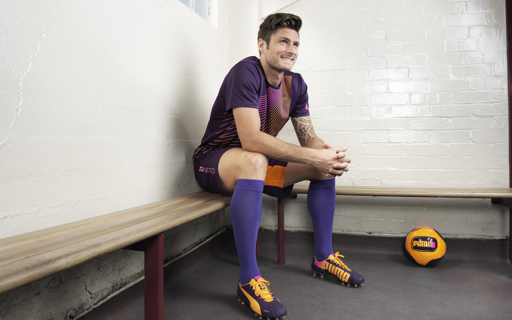 俱乐部发布冬季引援意向 补强中场成首要任务,冬季联赛足球